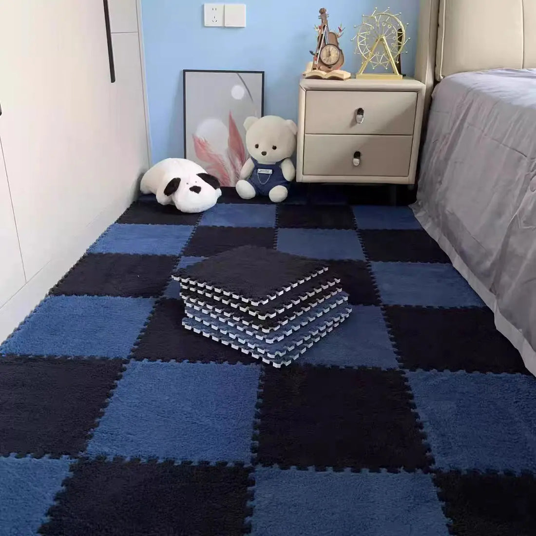 Warme Spielmatte aus 10 Plüsch-Schaumstofffliesen für Kinderzimmer und Schlafzimmer – 30 × 30 × 1 cm, ineinandergreifend, mit Randstreifen, 16 Farben