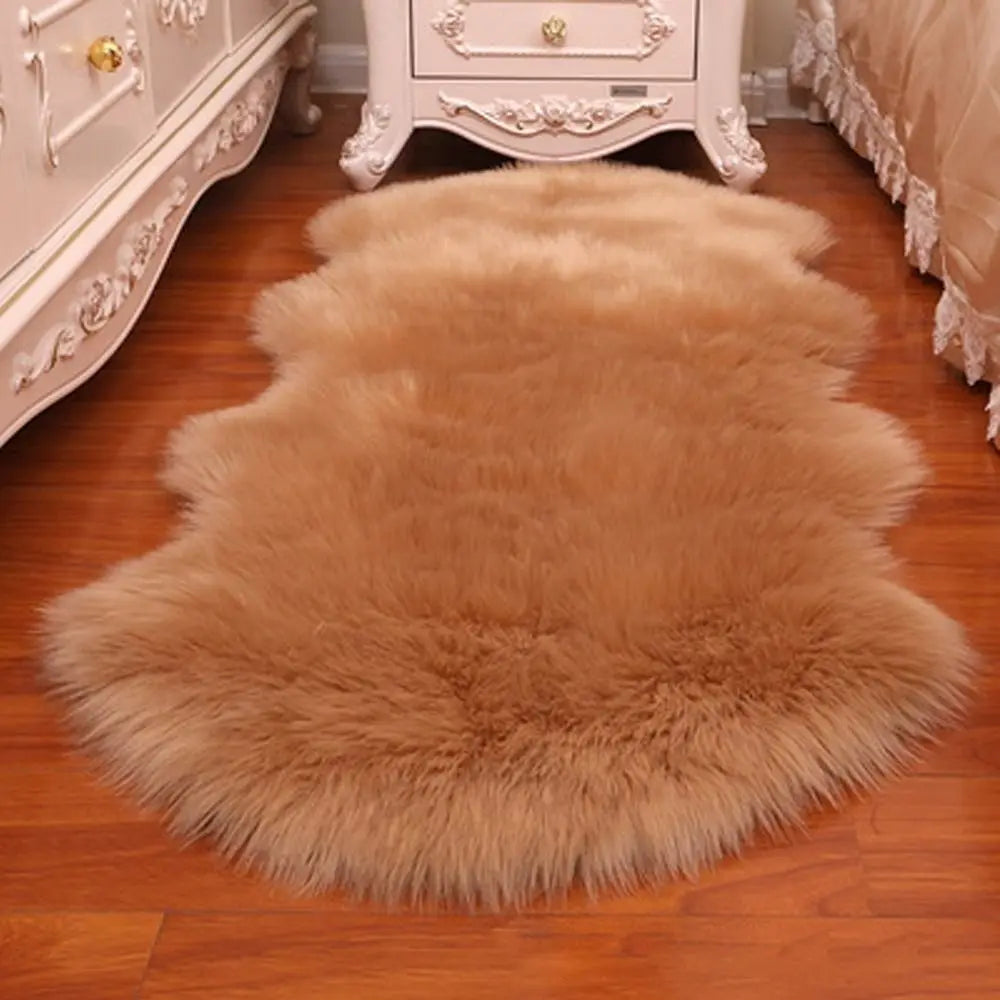 Flauschiger Kunstfell-Teppich in Schaffell-Optik für Wohnzimmer und Schlafzimmer – 40 × 60 oder 60 × 90 cm, unregelmäßige Form, Langhaar, 10 Farben