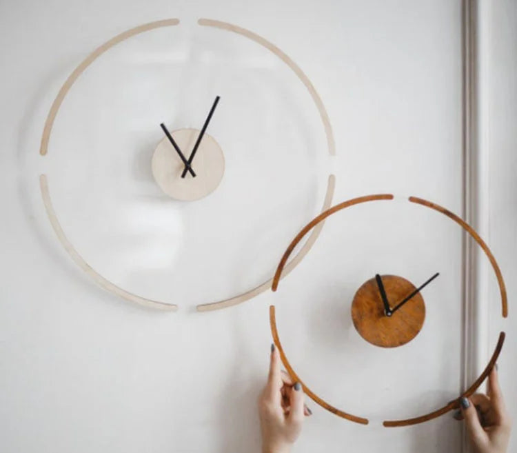 Transparente Wanduhr in schwebender Optik mit Holz im nordischen Stil für Schlafzimmer und Wohnzimmer – Ø 30 cm, analog, hell oder dunkel