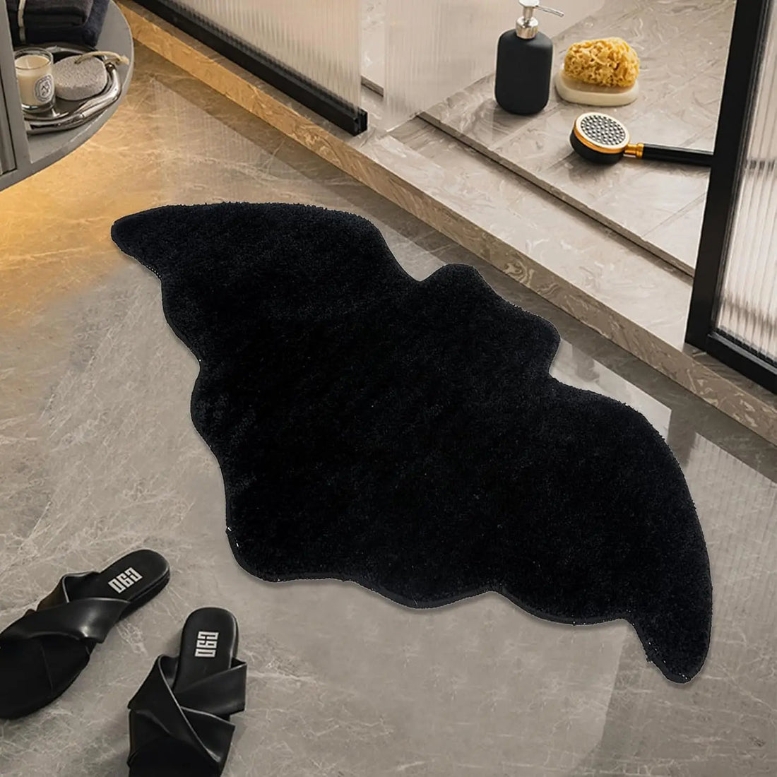 Halloween-Teppich mit Fledermaus- oder Spinnennetz-Motiv für Bad und Wohnzimmer – 40 × 60 oder 50 × 80 cm, Wildlederoptik, rutschfest, Schwarz