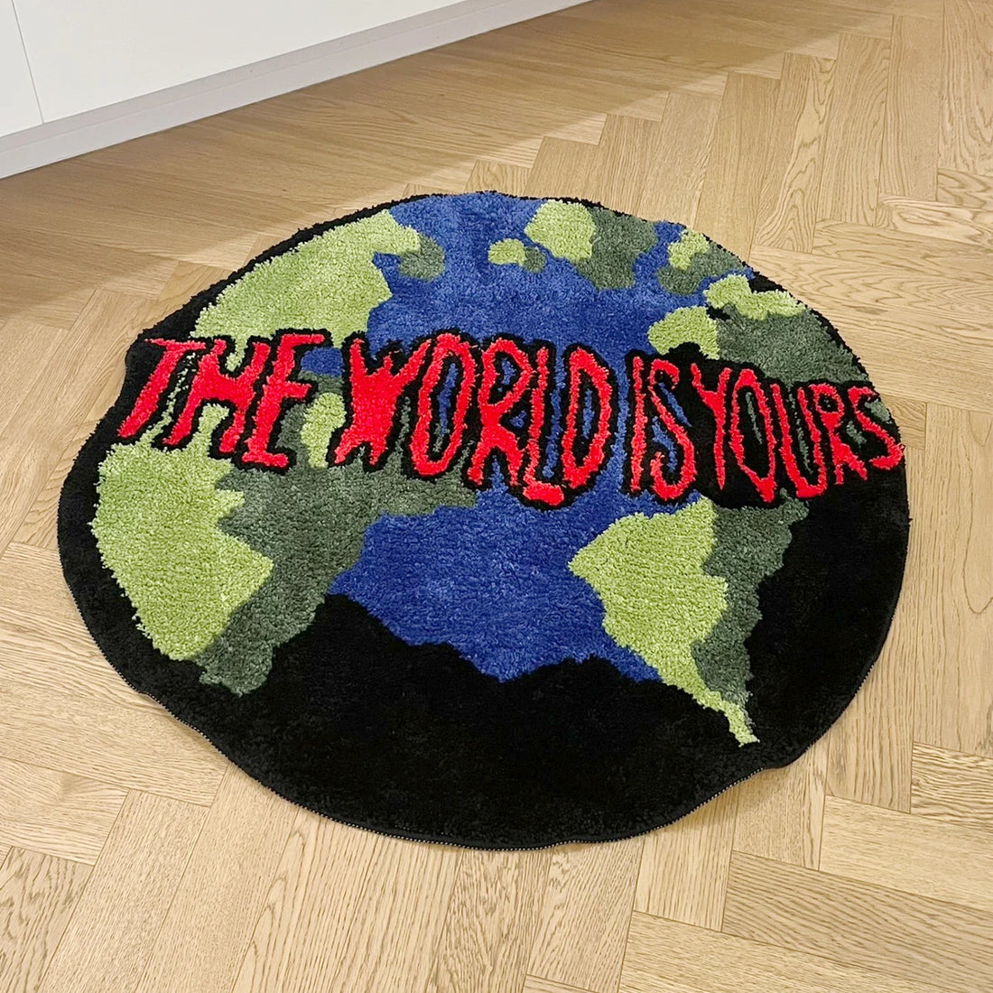 Runde Fußmatte im Globus-Design mit Schriftzug „The World Is Yours“ für Eingang und Schlafzimmer – Ø 90 cm, getuftet, Acryl, rutschfest