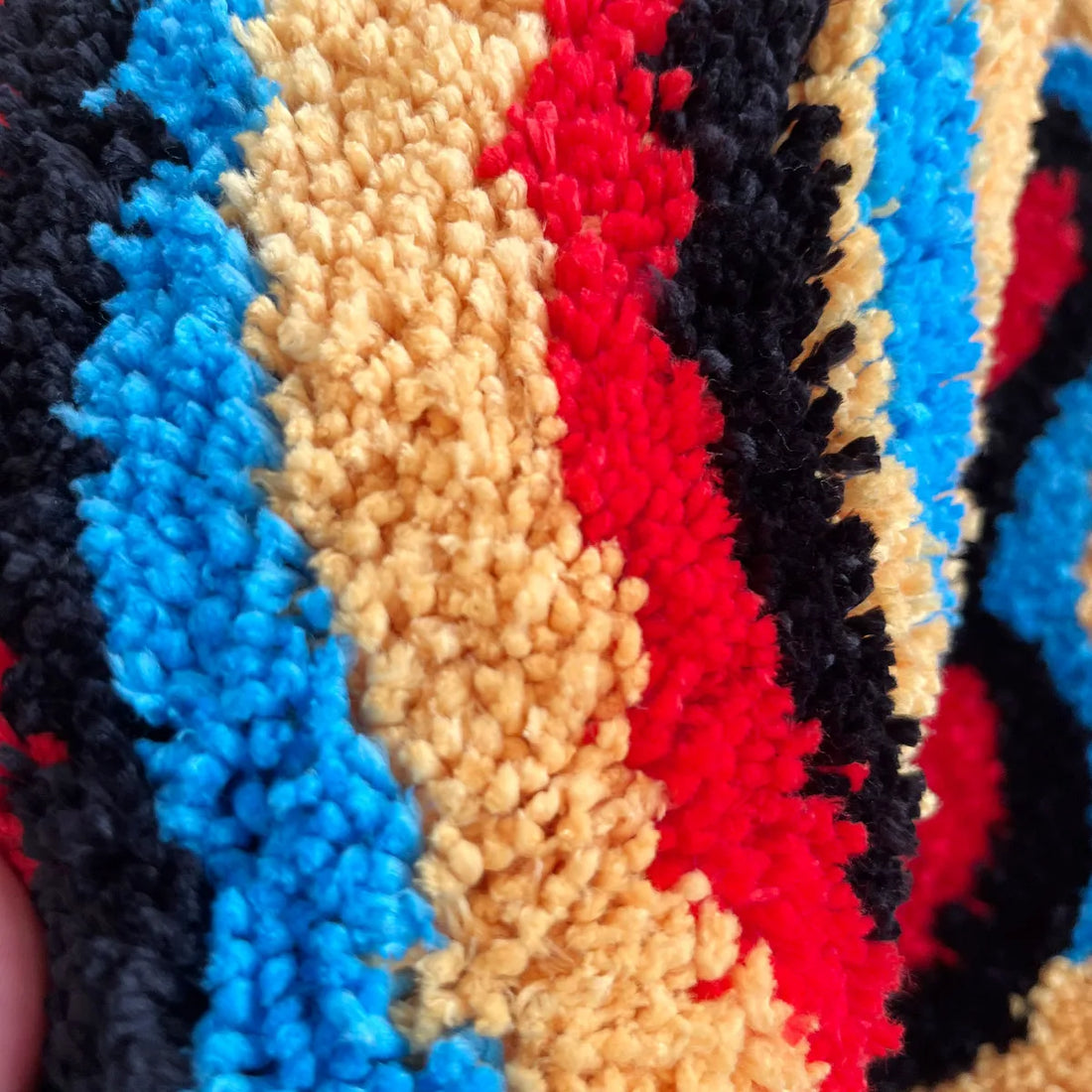 Getufteter Teppich mit psychedelischem Smiley-Design für Schlafzimmer und als Geschenk – 60 × 60 oder 90 × 90 cm, rutschfeste TPR-Rückseite