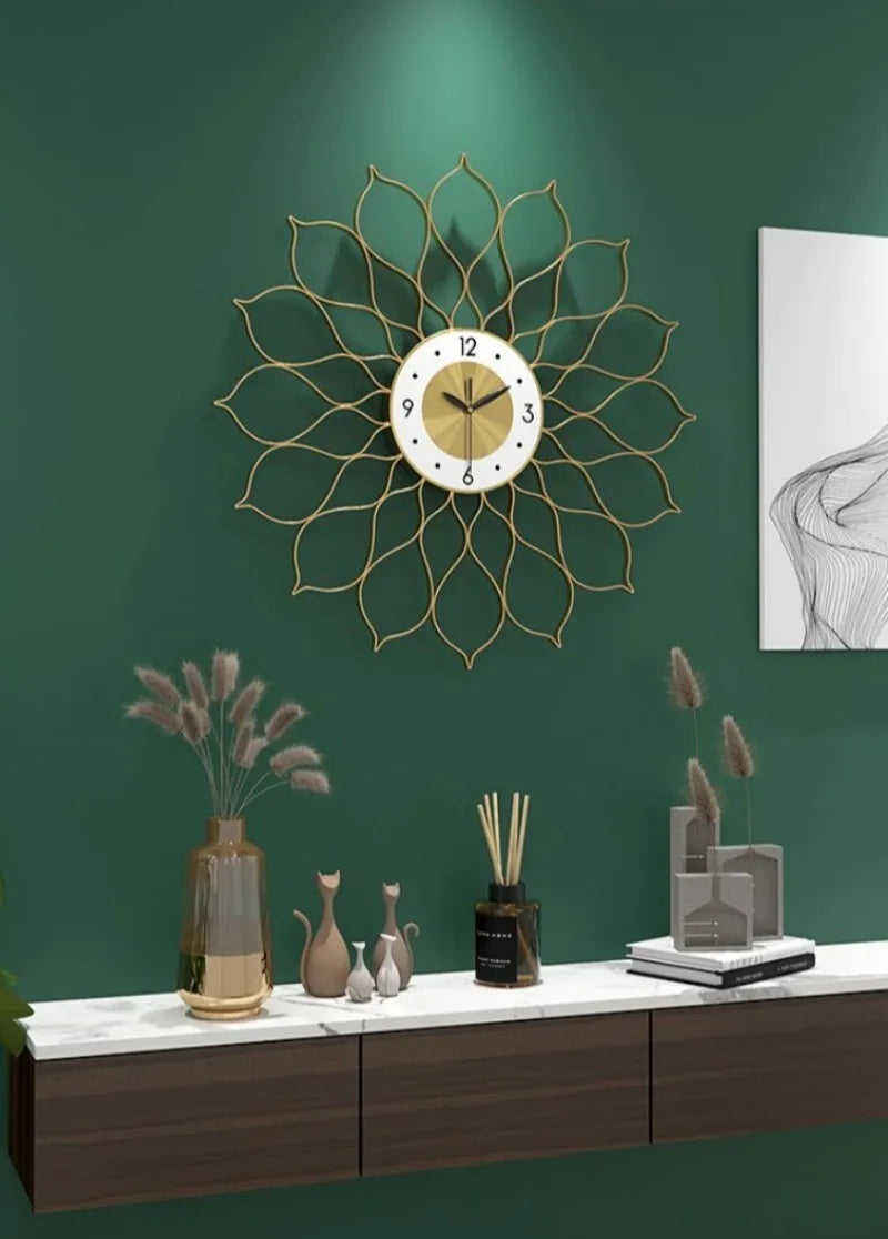 Große Design-Wanduhr aus Metall mit goldenen Lotusblättern aus Draht für Wohnzimmer und Schlafzimmer – Ø 55 cm, lautlos, Metall-Zifferblatt