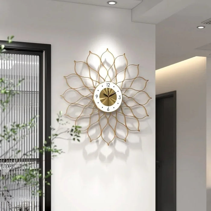Große Design-Wanduhr aus Metall mit goldenen Lotusblättern aus Draht für Wohnzimmer und Schlafzimmer – Ø 55 cm, lautlos, Metall-Zifferblatt