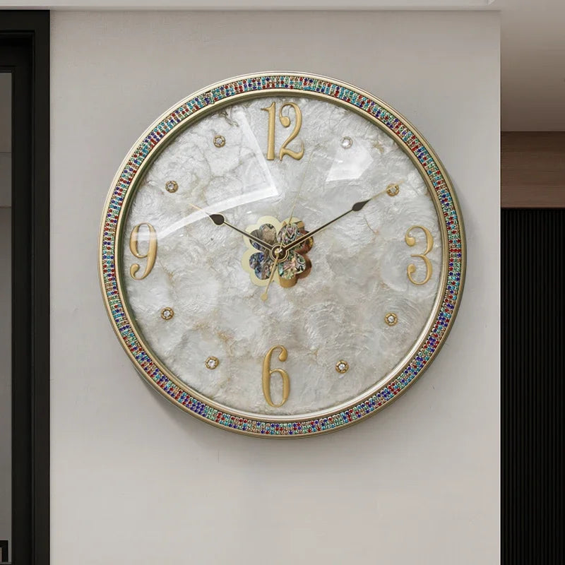 Dekorative Wanduhr mit goldenem Rahmen und Perlmutt-Optik für das Wohnzimmer – Ø 35 cm, rund, lautloses Quarzwerk, Kunststoffgehäuse, 5 Ausführungen
