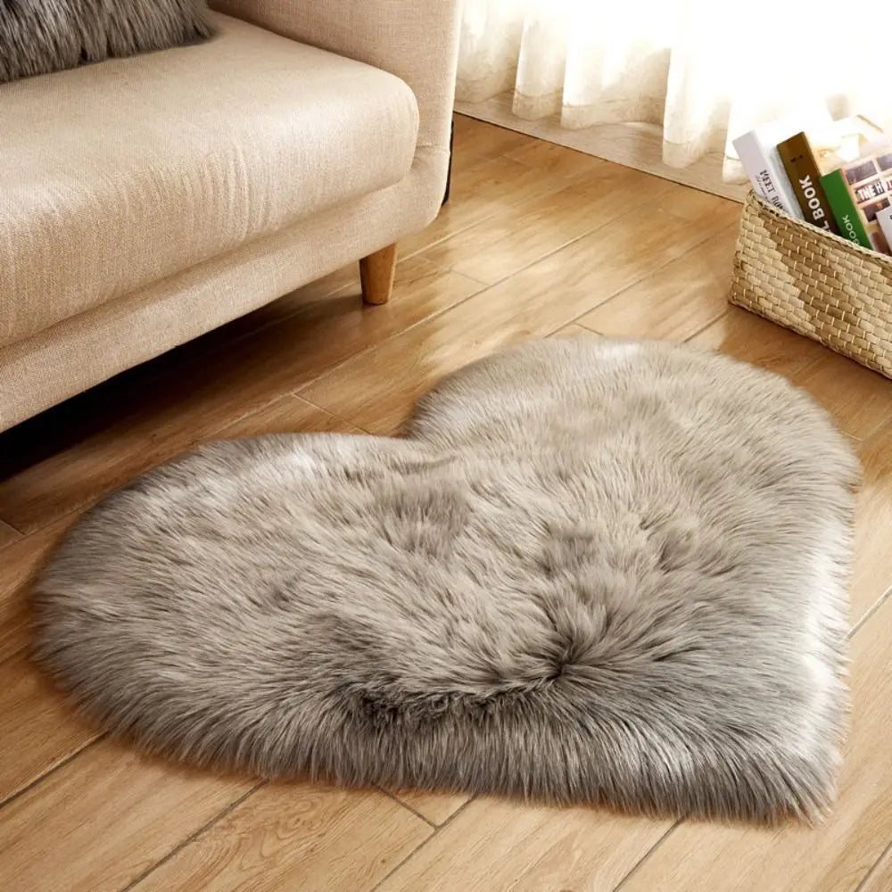 Herzförmiger Plüschteppich aus Kunstwolle als Sitzauflage und Deko-Matte für Wohnzimmer und Schlafzimmer – 30 × 40 cm, waschbar, 10 Farben