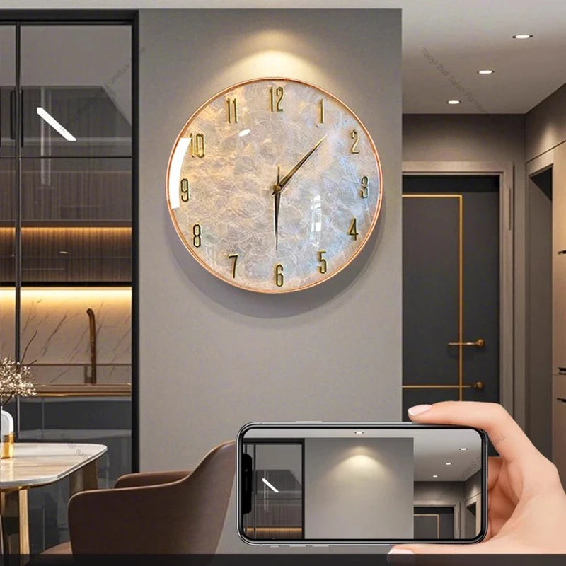Runde Wanduhr mit Muschel-Zifferblatt im italienisch-minimalistischen Stil für das Wohnzimmer – Ø 32, 36 oder 40 cm, lautlos, Glasabdeckung