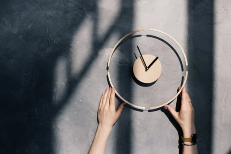 Transparente Wanduhr in schwebender Optik mit Holz im nordischen Stil für Schlafzimmer und Wohnzimmer – Ø 30 cm, analog, hell oder dunkel