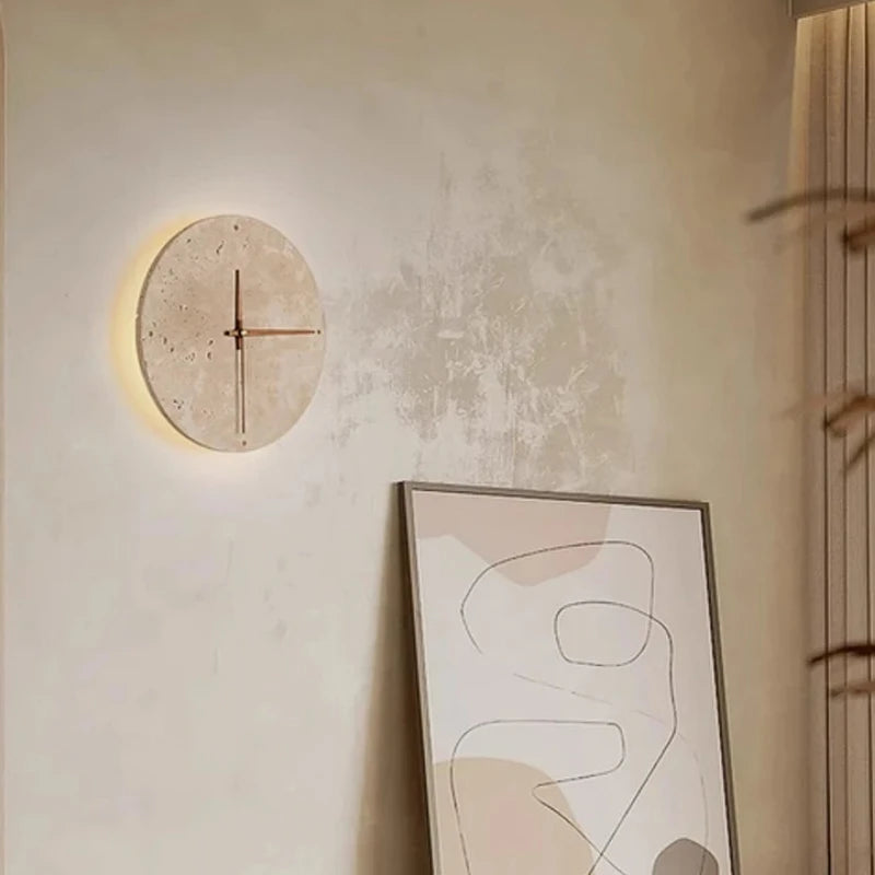 Runde LED-Wandleuchte mit Uhr aus gelbem Travertin im Wabi-Sabi-Stil für Flur und Wohnzimmer – Ø 23 oder 30 cm, warmweiß oder dreifarbig