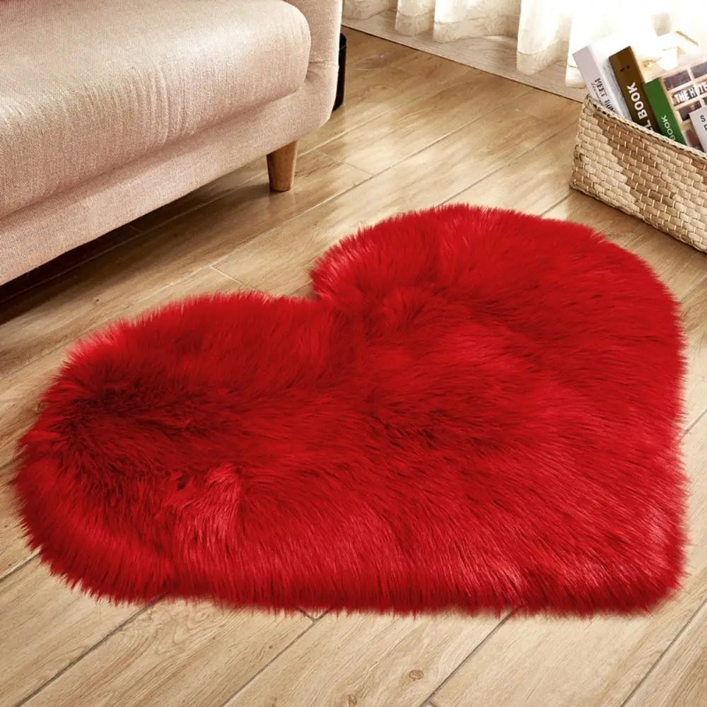 Herzförmiger Plüschteppich aus Kunstwolle als Sitzauflage und Deko-Matte für Wohnzimmer und Schlafzimmer – 30 × 40 cm, waschbar, 10 Farben