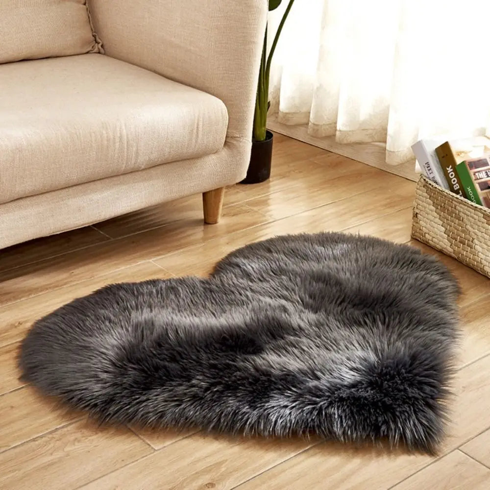 Herzförmiger Plüschteppich aus Kunstwolle als Sitzauflage und Deko-Matte für Wohnzimmer und Schlafzimmer – 30 × 40 cm, waschbar, 10 Farben