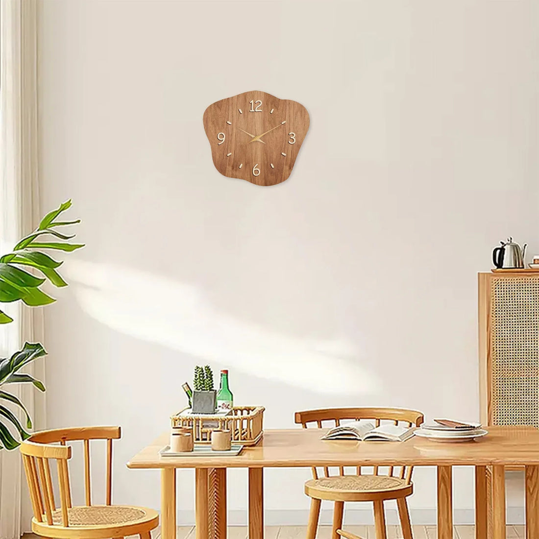 Wanduhr in organischer Form mit Holzoptik und goldenen Zeigern für Wohnzimmer und Küche – 29,7 bis 39,5 cm breit, lautlos, Holzfaserplatte