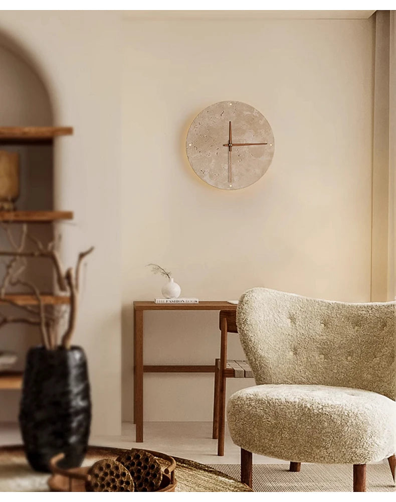 Runde LED-Wandleuchte mit Uhr aus gelbem Travertin im Wabi-Sabi-Stil für Flur und Wohnzimmer – Ø 23 oder 30 cm, warmweiß oder dreifarbig