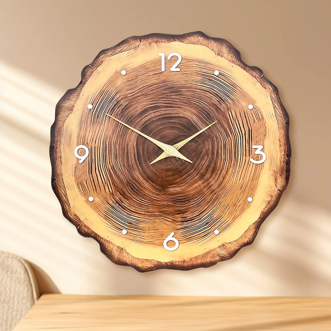 Runde Wanduhr mit Baumscheiben-Optik und Zeigern aus Massivholz für das Wohnzimmer – Ø 29,7, 34,7 oder 39,5 cm, flach, geräuschloses Quarzwerk