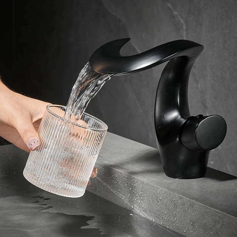 Geschwungene Waschtischarmatur aus Messing mit Wasserfall-Auslauf für das Badezimmer-Waschbecken – Einhebelmischer, Einlochmontage, 5 Farben