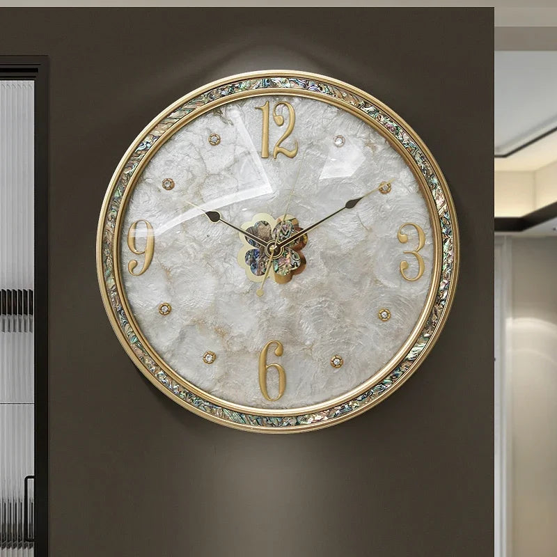 Dekorative Wanduhr mit goldenem Rahmen und Perlmutt-Optik für das Wohnzimmer – Ø 35 cm, rund, lautloses Quarzwerk, Kunststoffgehäuse, 5 Ausführungen