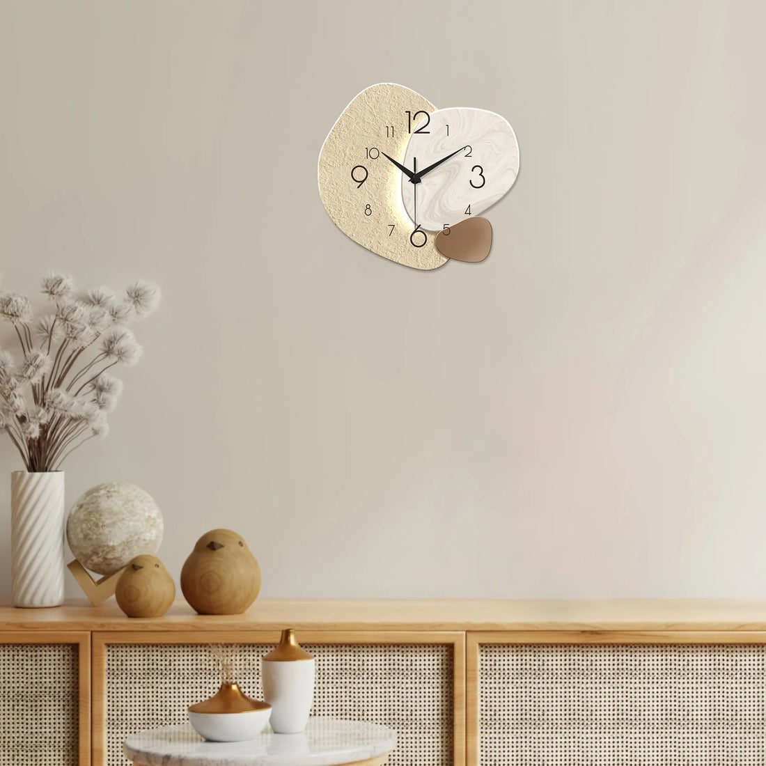 Schlichte Wanduhr aus MDF im japanischen Stil für Schlafzimmer und Wohnzimmer – ca. 30, 36 oder 41 cm, Kieselstein-Form, Creme, leises Quarzwerk