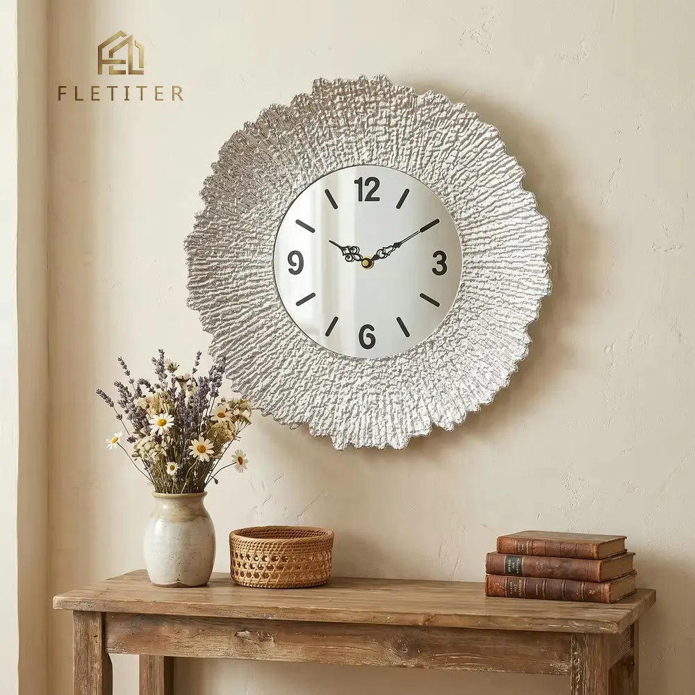 Lautlose Wanduhr mit strukturiertem Zierrahmen in Silber oder Gold für Wohnzimmer, Schlafzimmer und Küche – Ø 33 cm, rund, Quarz-Sweep-Uhrwerk
