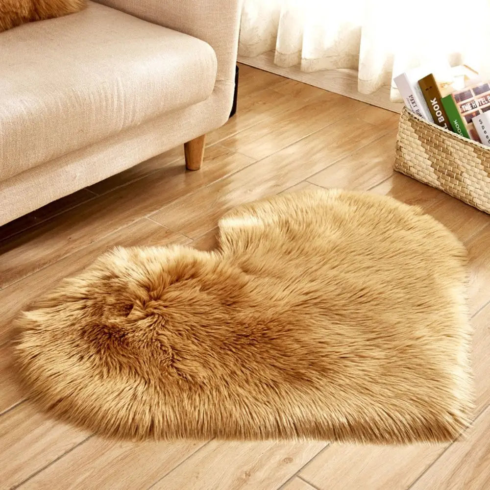 Herzförmiger Plüschteppich aus Kunstwolle als Sitzauflage und Deko-Matte für Wohnzimmer und Schlafzimmer – 30 × 40 cm, waschbar, 10 Farben