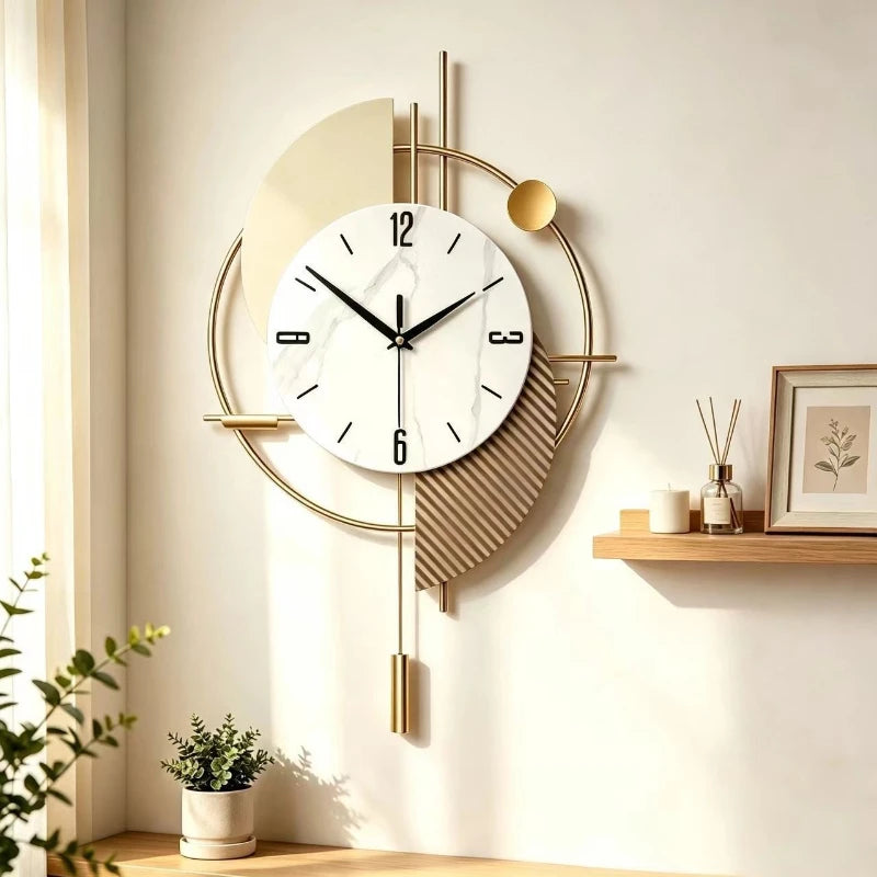 Wanduhr aus Metall mit Pendel für Wohnzimmer und TV-Wand – 52 × 34 cm, geometrisch, rundes Zifferblatt, geräuschloses Quarzwerk, 2 Modelle