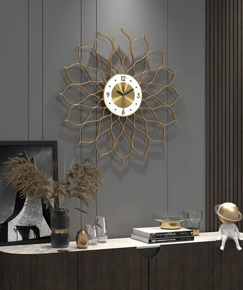 Große Design-Wanduhr aus Metall mit goldenen Lotusblättern aus Draht für Wohnzimmer und Schlafzimmer – Ø 55 cm, lautlos, Metall-Zifferblatt