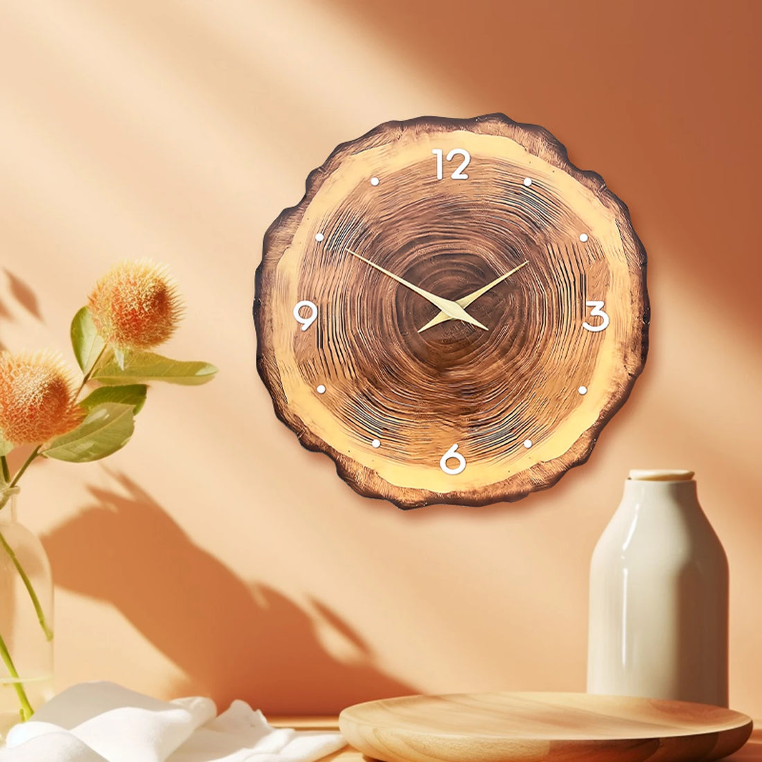 Runde Wanduhr mit Baumscheiben-Optik und Zeigern aus Massivholz für das Wohnzimmer – Ø 29,7, 34,7 oder 39,5 cm, flach, geräuschloses Quarzwerk