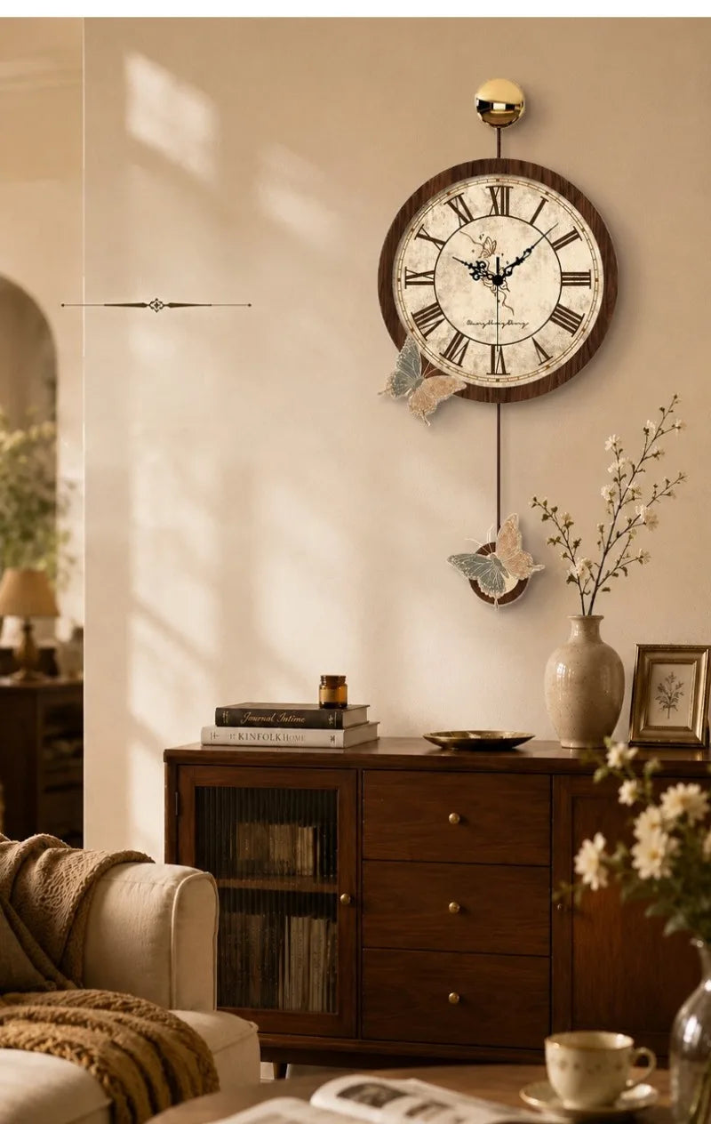 Retro-Wanduhr aus Acryl mit Schmetterlings-Dekor als Wanddekoration für das Wohnzimmer – 29 × 63 cm, römische Ziffern, Walnussoptik