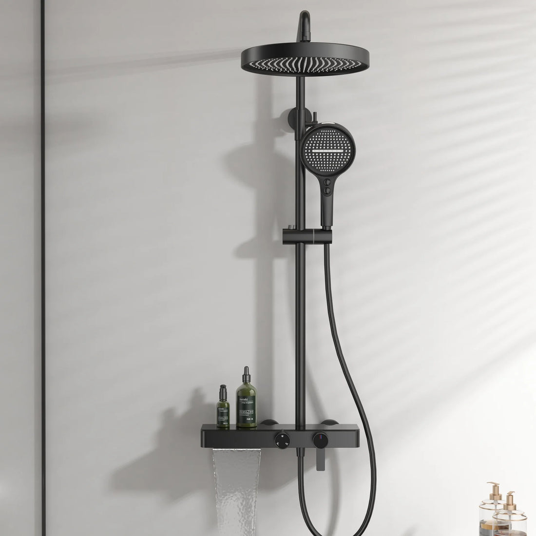 Aufputz-Duschsystem aus Messing mit Ablage und Knopfbedienung für das Badezimmer – 3 Funktionen, Kopfbrause 28 cm, Handbrause, Wannenstrahl, 6 Farben