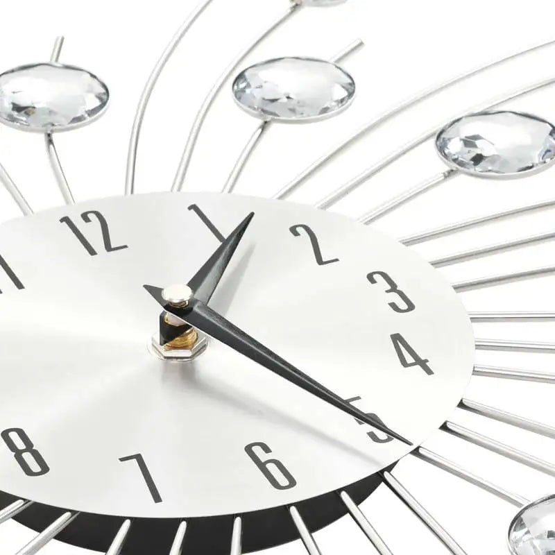 Sonnen-Wanduhr aus Aluminium mit Kristallakzenten im modernen Design für das Wohnzimmer – 50 cm, lautloses Quarzwerk, klare Ziffern, Silber