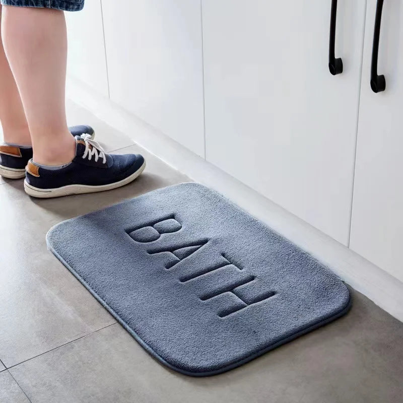 Saugfähige Badematte aus Korallenfleece mit Memory-Schaum und BATH-Prägung für Bad, Küche und Wohnzimmer – 40 × 60 cm, rutschfest, weich, 4 Farben
