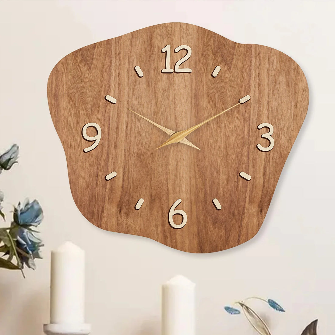 Wanduhr in organischer Form mit Holzoptik und goldenen Zeigern für Wohnzimmer und Küche – 29,7 bis 39,5 cm breit, lautlos, Holzfaserplatte