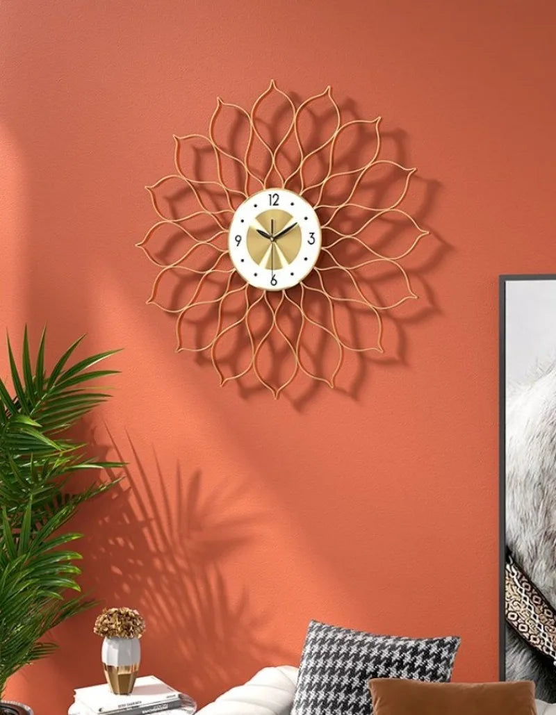 Große Design-Wanduhr aus Metall mit goldenen Lotusblättern aus Draht für Wohnzimmer und Schlafzimmer – Ø 55 cm, lautlos, Metall-Zifferblatt