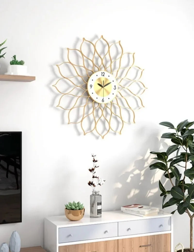 Große Design-Wanduhr aus Metall mit goldenen Lotusblättern aus Draht für Wohnzimmer und Schlafzimmer – Ø 55 cm, lautlos, Metall-Zifferblatt