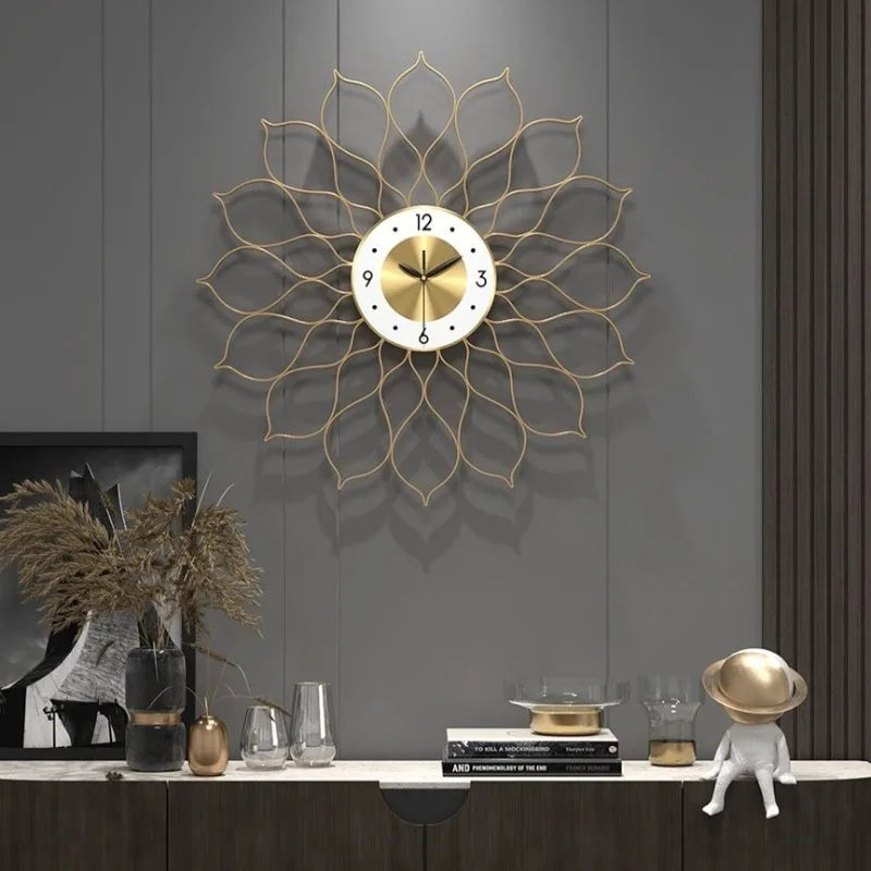 Große Design-Wanduhr aus Metall mit goldenen Lotusblättern aus Draht für Wohnzimmer und Schlafzimmer – Ø 55 cm, lautlos, Metall-Zifferblatt