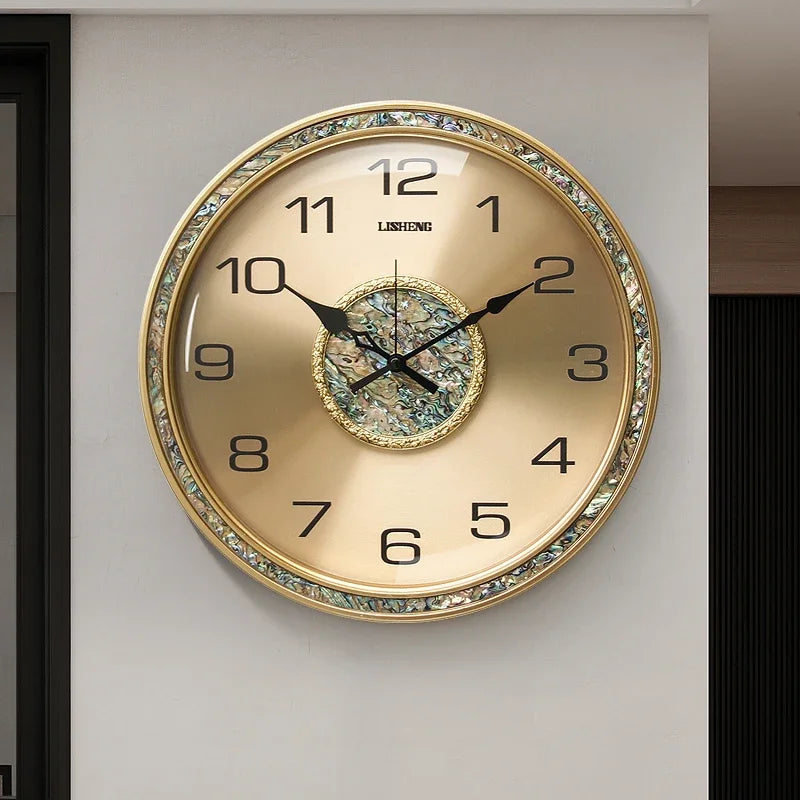 Dekorative Wanduhr mit goldenem Rahmen und Perlmutt-Optik für das Wohnzimmer – Ø 35 cm, rund, lautloses Quarzwerk, Kunststoffgehäuse, 5 Ausführungen