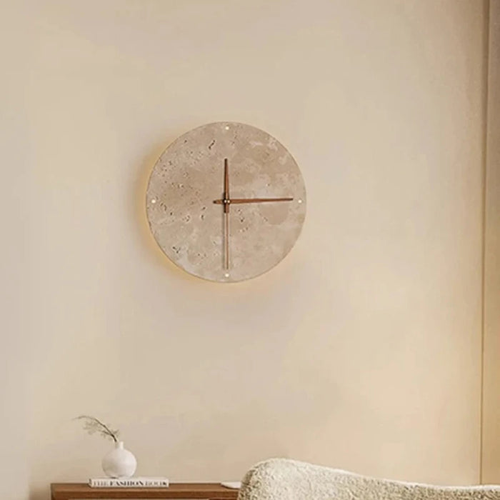 Runde LED-Wandleuchte mit Uhr aus gelbem Travertin im Wabi-Sabi-Stil für Flur und Wohnzimmer – Ø 23 oder 30 cm, warmweiß oder dreifarbig