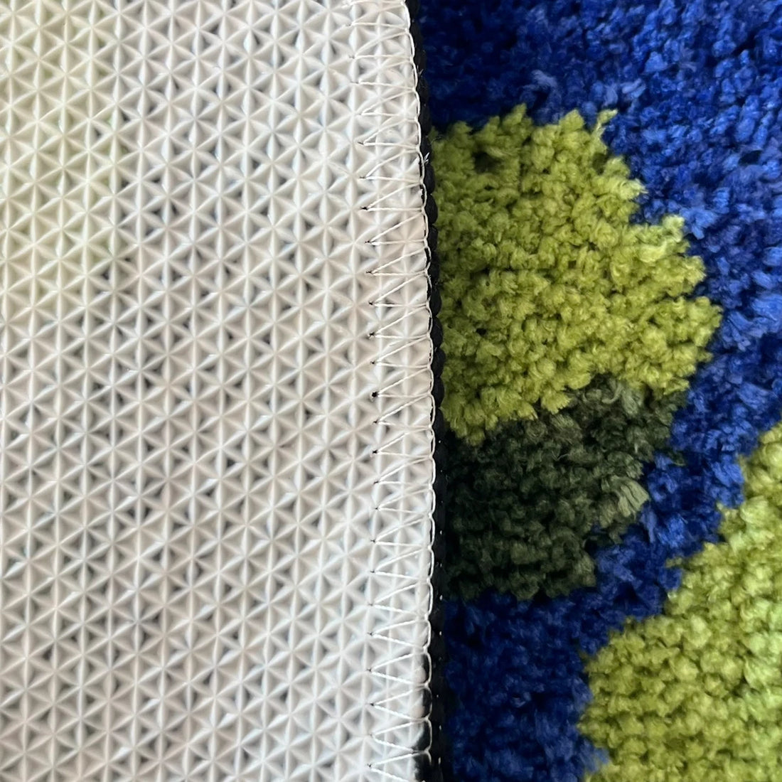 Runder Teppich mit Erdkugel-Motiv und rotem Schriftzug für Schlafzimmer und Bad – Ø 90 cm, getuftet, Acryl, rutschfeste Gummirückseite, waschbar