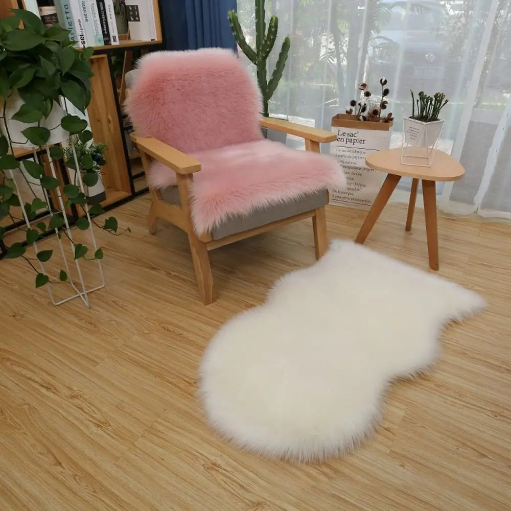 Flauschiger Kunstfell-Teppich in Schaffell-Optik für Wohnzimmer und Schlafzimmer – 40 × 60 oder 60 × 90 cm, unregelmäßige Form, Langhaar, 10 Farben