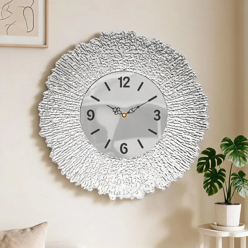 Lautlose Wanduhr mit strukturiertem Zierrahmen in Silber oder Gold für Wohnzimmer, Schlafzimmer und Küche – Ø 33 cm, rund, Quarz-Sweep-Uhrwerk