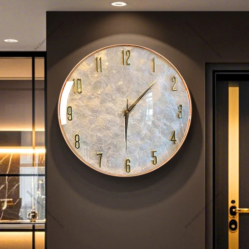 Runde Wanduhr mit Muschel-Zifferblatt im italienisch-minimalistischen Stil für das Wohnzimmer – Ø 32, 36 oder 40 cm, lautlos, Glasabdeckung