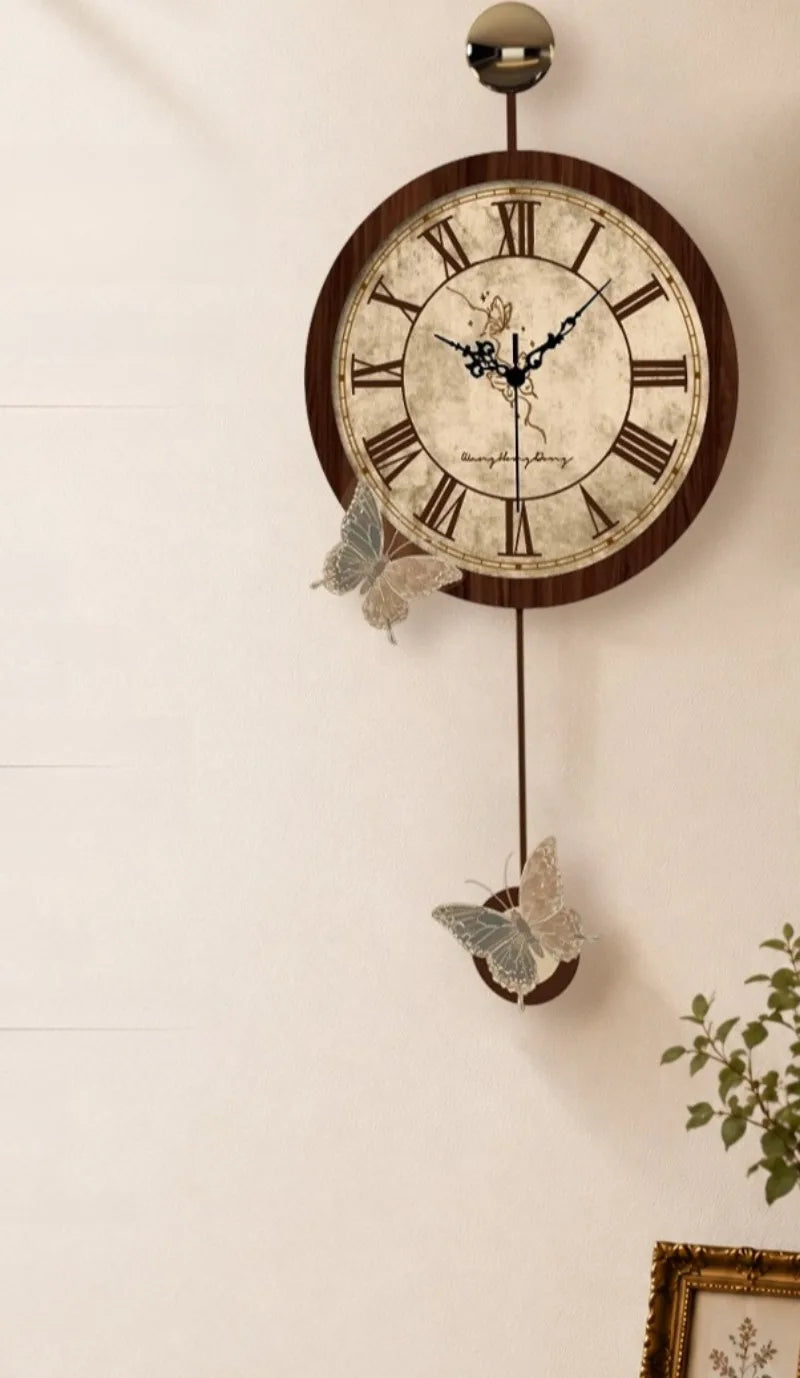 Retro-Wanduhr aus Acryl mit Schmetterlings-Dekor als Wanddekoration für das Wohnzimmer – 29 × 63 cm, römische Ziffern, Walnussoptik