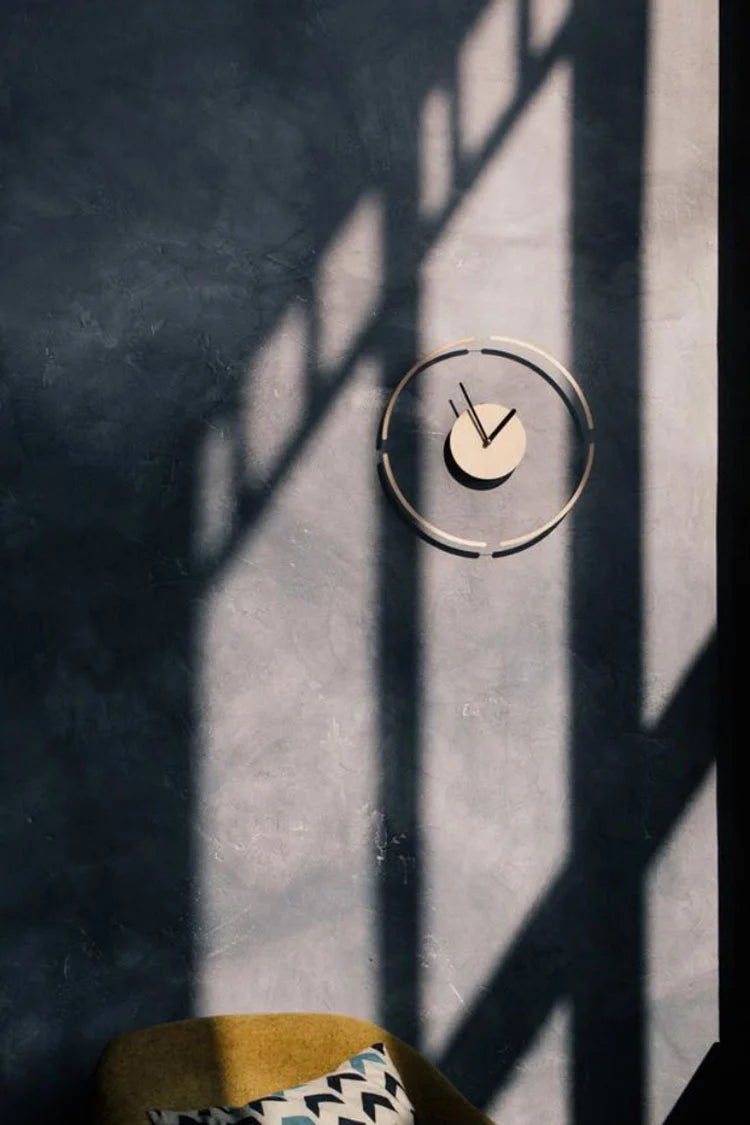 Transparente Wanduhr in schwebender Optik mit Holz im nordischen Stil für Schlafzimmer und Wohnzimmer – Ø 30 cm, analog, hell oder dunkel