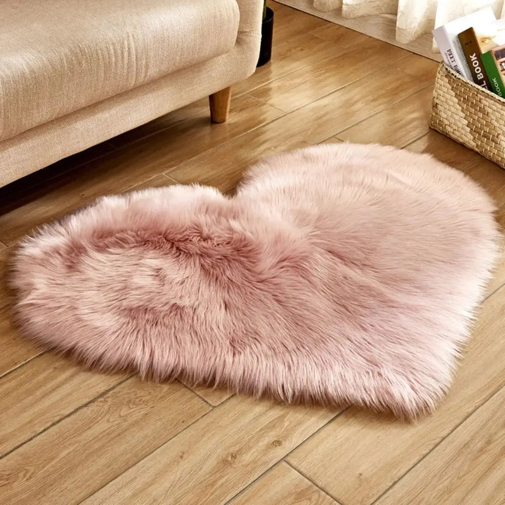 Herzförmiger Plüschteppich aus Kunstwolle als Sitzauflage und Deko-Matte für Wohnzimmer und Schlafzimmer – 30 × 40 cm, waschbar, 10 Farben