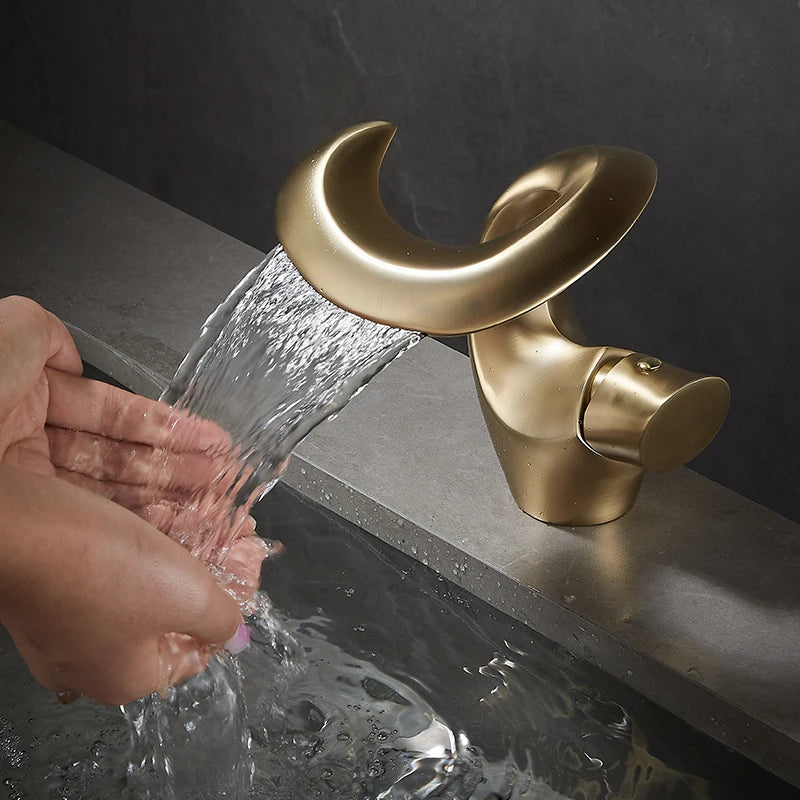 Geschwungene Waschtischarmatur aus Messing mit Wasserfall-Auslauf für das Badezimmer-Waschbecken – Einhebelmischer, Einlochmontage, 5 Farben