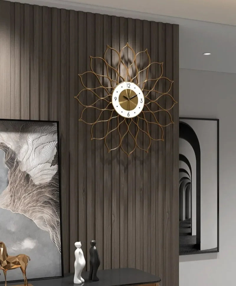 Große Design-Wanduhr aus Metall mit goldenen Lotusblättern aus Draht für Wohnzimmer und Schlafzimmer – Ø 55 cm, lautlos, Metall-Zifferblatt