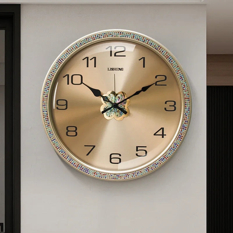 Dekorative Wanduhr mit goldenem Rahmen und Perlmutt-Optik für das Wohnzimmer – Ø 35 cm, rund, lautloses Quarzwerk, Kunststoffgehäuse, 5 Ausführungen