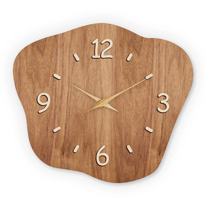Wanduhr in organischer Form mit Holzoptik und goldenen Zeigern für Wohnzimmer und Küche – 29,7 bis 39,5 cm breit, lautlos, Holzfaserplatte