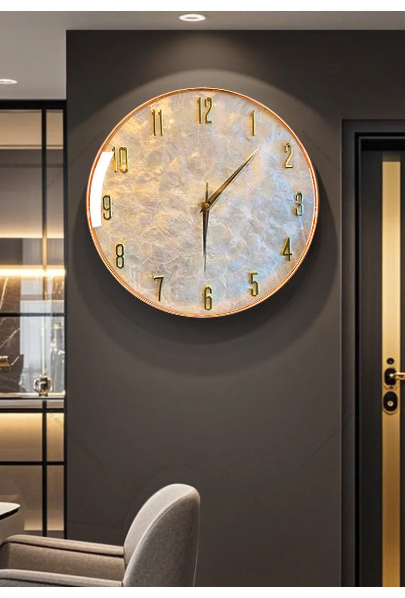 Runde Wanduhr mit Muschel-Zifferblatt im italienisch-minimalistischen Stil für das Wohnzimmer – Ø 32, 36 oder 40 cm, lautlos, Glasabdeckung