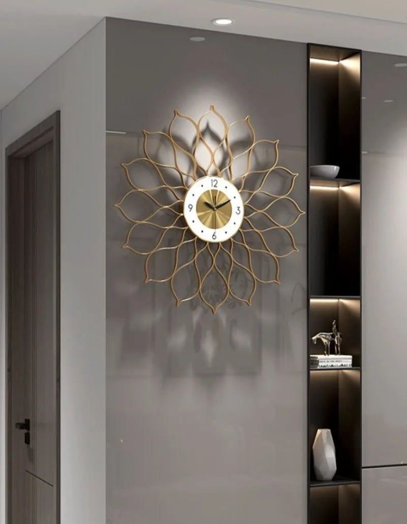 Große Design-Wanduhr aus Metall mit goldenen Lotusblättern aus Draht für Wohnzimmer und Schlafzimmer – Ø 55 cm, lautlos, Metall-Zifferblatt