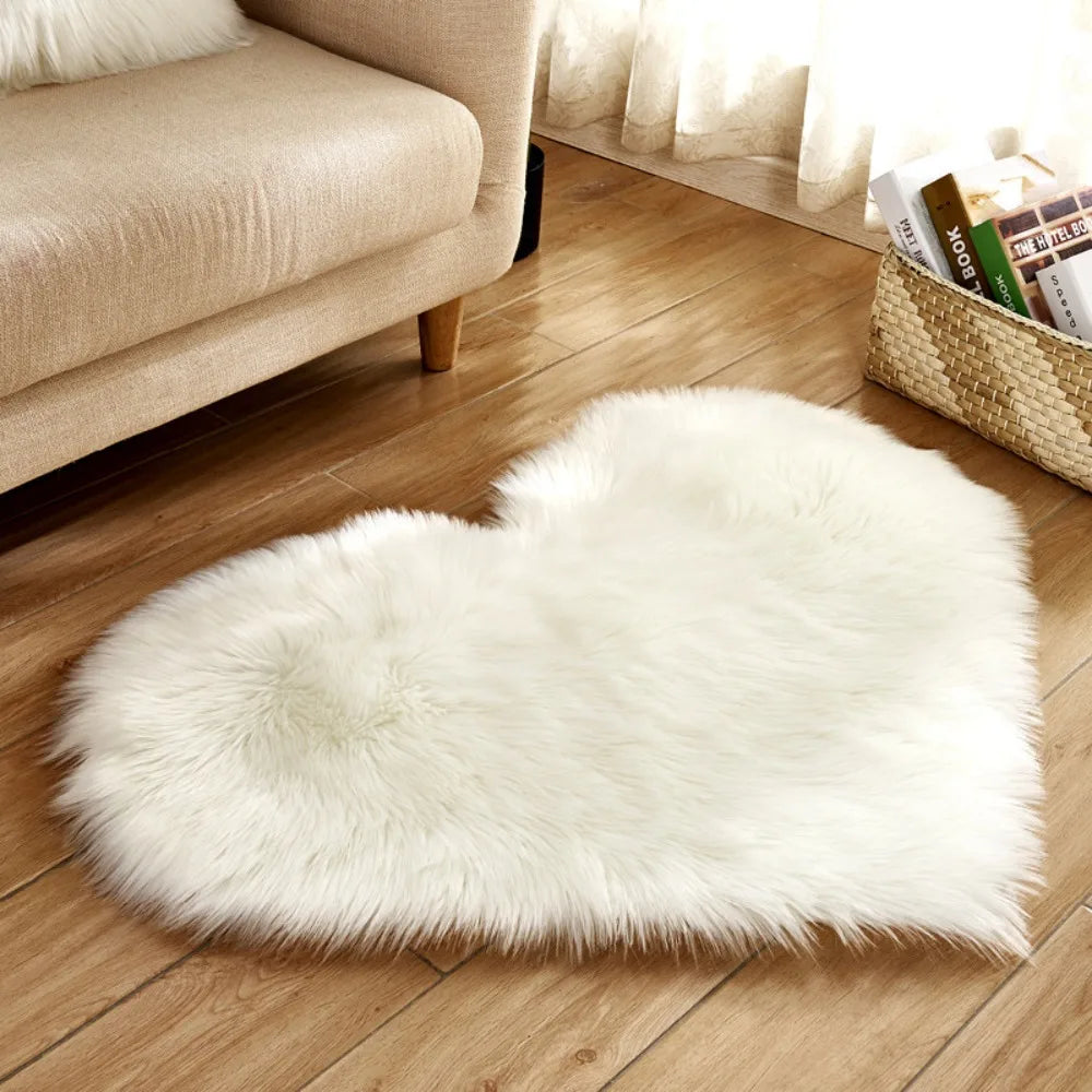 Herzförmiger Plüschteppich aus Kunstwolle als Sitzauflage und Deko-Matte für Wohnzimmer und Schlafzimmer – 30 × 40 cm, waschbar, 10 Farben